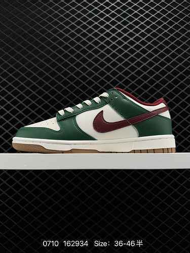 La scarpa 7 Nike Dunk Low Gorge Green vino rosso bianco e verde è presentata in una classica combina