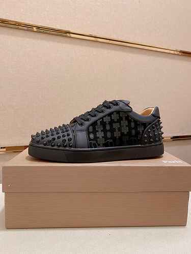 Christian Louboutin 22060314 SIZE: 38-44