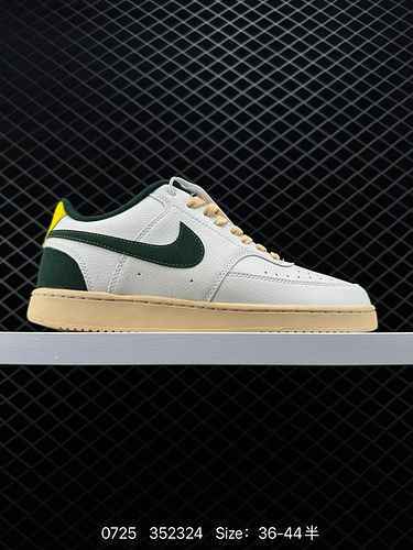 La scarpa Nike Court Vision Low combina comfort e stile eccezionale mettendo in mostra la maestria a