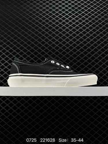 Vans Old Skool è la prima a indossare la scarpa da skate professionale nera classica bassa da uomo e