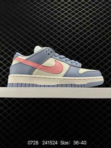 Le 2 scarpe da ginnastica retrò Nike Dunk Low sneakers come una classica scarpa da basket degli anni