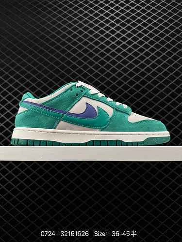 3 Nike Dunk Low SE 85 Questa Nike Dunk Low è realizzata in materiale scamosciato e presenta un doppi