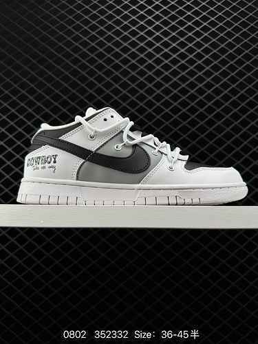 La sneaker retrò Nike Dunk Low Sp, una classica scarpa da basket degli anni '80, è stata originariam