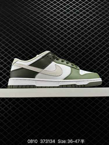 Le sneakers versatili classiche della serie Nike Dunk Low SB sono dotate di una spessa imbottitura s