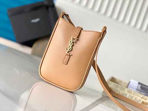 La borsa per cellulare YSL Saint Laurent adotta pelle originale importata di alto livello e versione