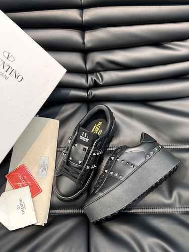 Valentino Couple Style Code: 0806D00 Size: 35-44 (This men's size is customized without return or ex