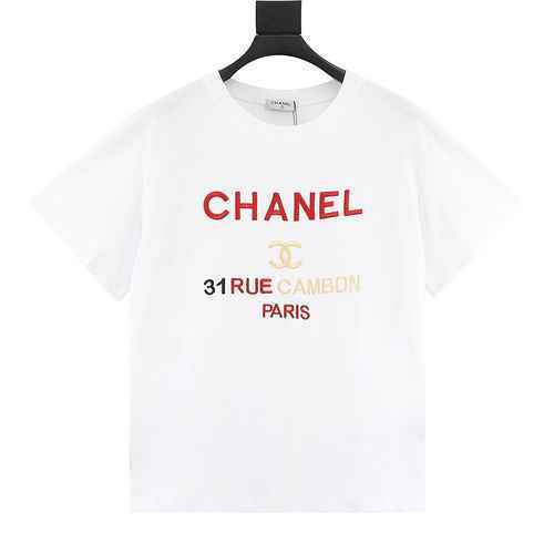 CHANELTshirt a maniche corte con slogan ricamato con lettere rosse di Chanel Little Fragrance