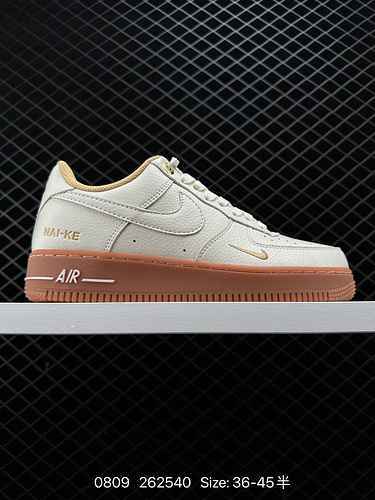 Le sneakers Nike Air Force LV8 serie Air Force One AF si ispirano al wrestling e ti consentono di li