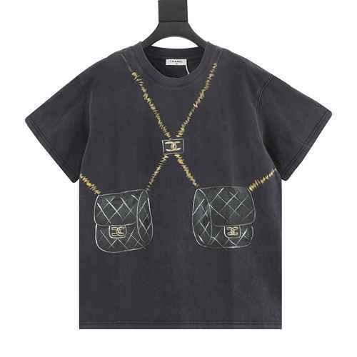 CHANELTshirt a maniche corte con borsa disegnata a mano di Chanel