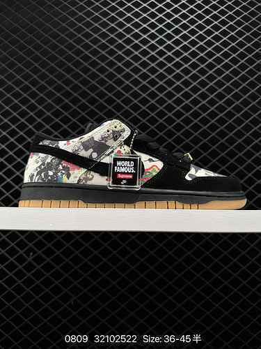 La scarpa di colore nero Supreme x Nike SB Dunk dei pesi massimi co-branded è un'estensione della co