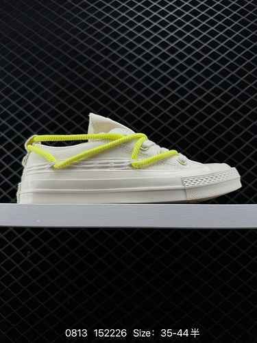 The new 97 strapping shoes for the summer and autumn season are out, with two pairs of shoelaces as 