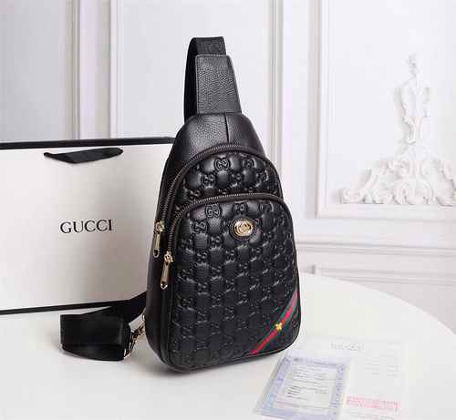 La borsa da uomo GUCCI Gucci è realizzata in materiale di tela importato con una borsa regalo di con