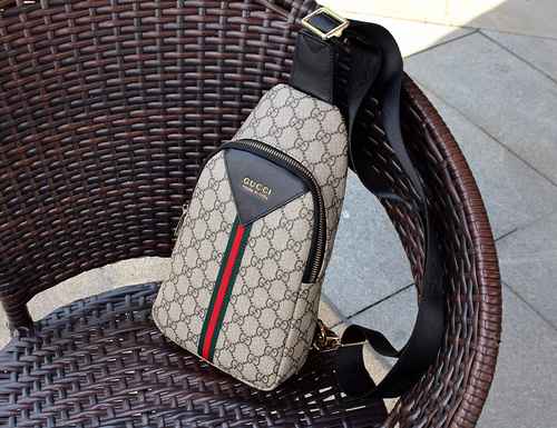 GUCCI Gucci Borsa da petto da uomo realizzata in materiale di tela importato Consegna di alta qualit