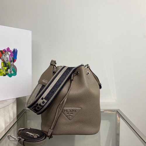 PRADA La borsa a secchiello Prada è realizzata in pelle originale di alto livello importata e versio