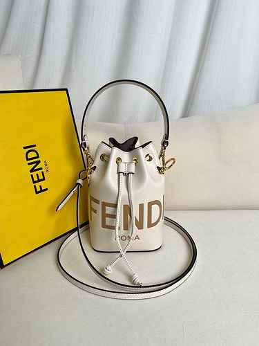 FENDI La borsa a secchiello Fendi adotta la versione replica di fascia alta in pelle originale premi