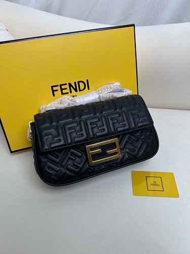 FENDI La borsa a catena Fendi adotta la versione replica di fascia alta in pelle originale premium i