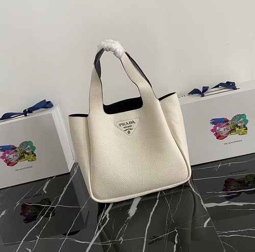 PRADA La borsa a secchiello Prada è realizzata in pelle originale di alto livello importata e versio