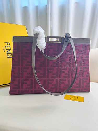 FENDI La borsa a tracolla Fendi adotta la versione replica di fascia alta in pelle originale premium