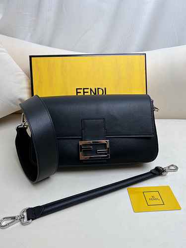 FENDI La borsa a tracolla Fendi adotta la versione replica di fascia alta in pelle originale premium