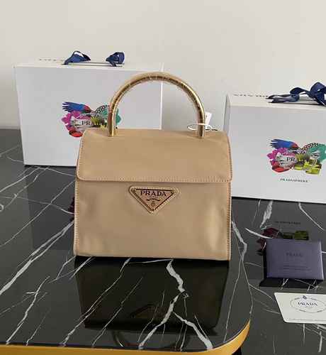 PRADA La borsa Prada è realizzata in tela importata con una borsa regalo di alta qualità. Dimensioni