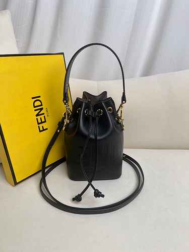 FENDI La borsa a secchiello Fendi adotta la versione replica di fascia alta in pelle originale premi