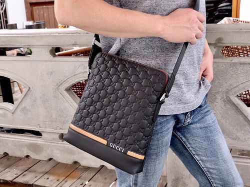 GUCCI Borsa a tracolla esclusiva da uomo Gucci Realizzata in materiale di tela importato Consegna di