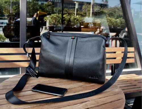 GUCCI Borsa a tracolla esclusiva da uomo Gucci Realizzata in materiale di tela importato Consegna di