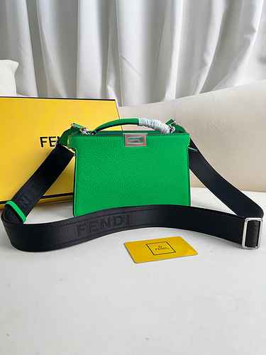 FENDI La borsa a tracolla Fendi adotta la versione replica di fascia alta in pelle originale premium