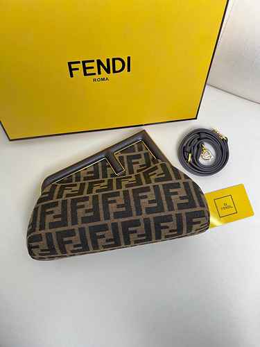 FENDI La borsa a tracolla Fendi adotta la versione replica di fascia alta in pelle originale premium