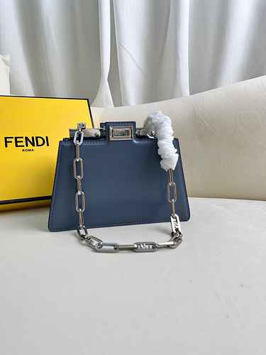 FENDI La borsa a catena Fendi adotta la versione replica di fascia alta in pelle originale premium i