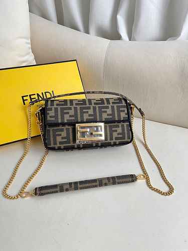 FENDI La borsa per bastoncini con metodo Fendi è realizzata in pelle originale premium importata, ve