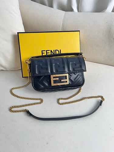 FENDI La borsa a catena Fendi adotta la versione replica di fascia alta in pelle originale premium i