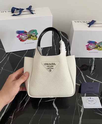 PRADA La borsa tote Prada per cesto di verdure è realizzata in pelle originale di alto livello impor