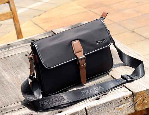 PRADA Borsa a tracolla esclusiva da uomo Prada Realizzata in materiale di tela importato Consegna di