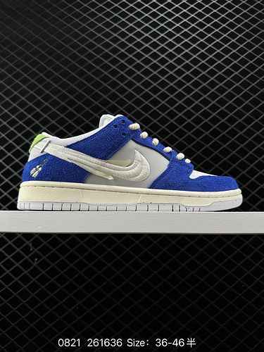 La scarpa 8 Fly Streetwear x Nike SB Dunk Low Shanghai limited presenta il blu come tonalità di colo