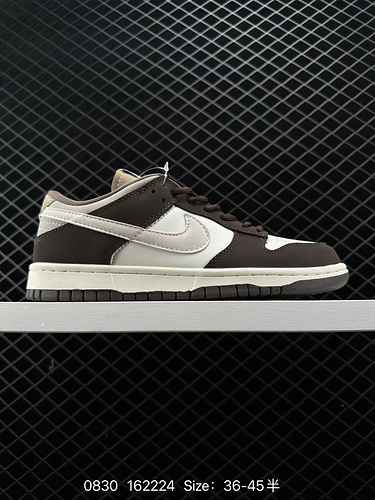 Le 2 scarpe da ginnastica retrò Nike Dunk Low sneakers come una classica scarpa da basket degli anni