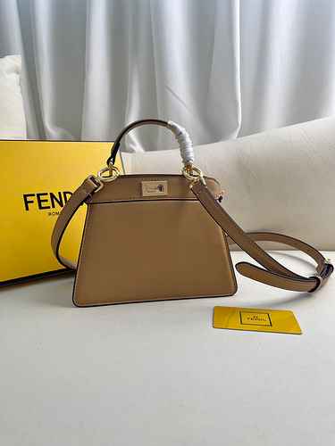 FENDI La borsa a tracolla Fendi adotta la versione replica di fascia alta in pelle originale premium