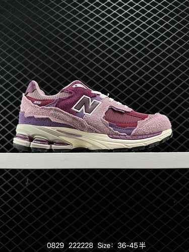 La classica combinazione di colori New Balance 2R Navy Blue New Braun segue la tecnologia classica f