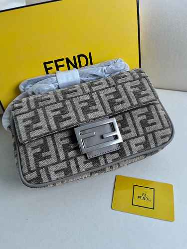 FENDI La borsa a catena Fendi adotta la versione replica di fascia alta in pelle originale premium i