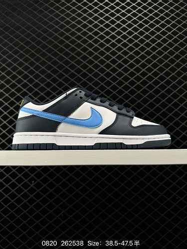 La 9 Nike Dunk Low Nike SB taglio basso nero e bianco blu è presentata in bianco blu profondo e blu 