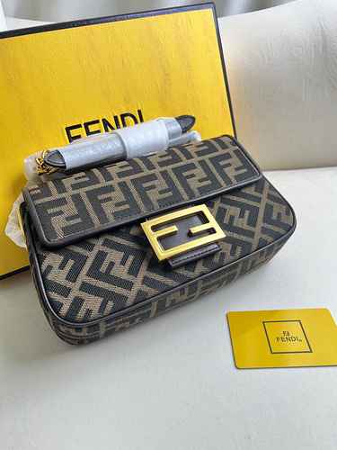 FENDI La borsa a catena Fendi adotta la versione replica di fascia alta in pelle originale premium i