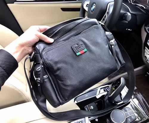 GUCCI Borsa a tracolla esclusiva da uomo Gucci Realizzata in materiale di tela importato Consegna di