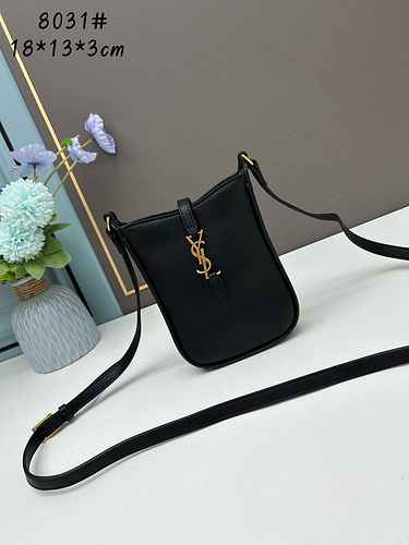 La borsa per cellulare YSL Saint Laurent è realizzata in materiale di tela importato con una borsa r