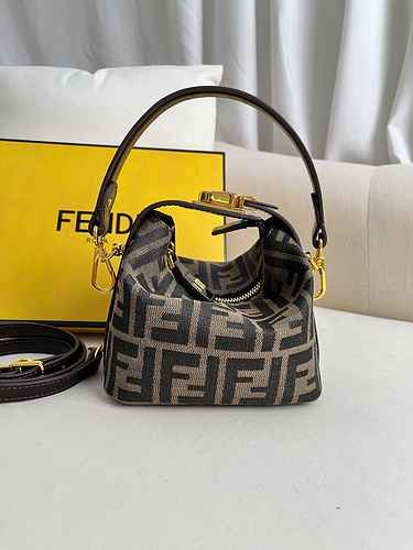 FENDI La borsa medievale Fendi adotta la versione replica di fascia alta in pelle originale premium 