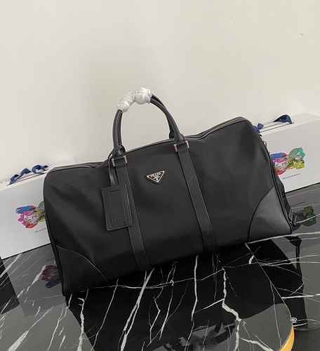 PRADA La borsa da viaggio esclusiva da uomo Prada è realizzata in pelle originale di alto livello im