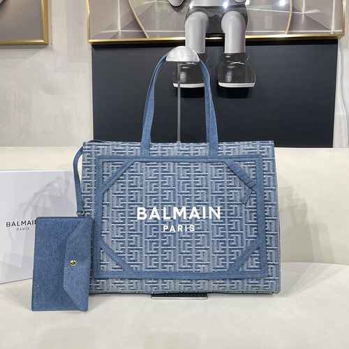 La borsa della spesa è realizzata in tessuto denim importato con una borsa regalo di consegna di alt