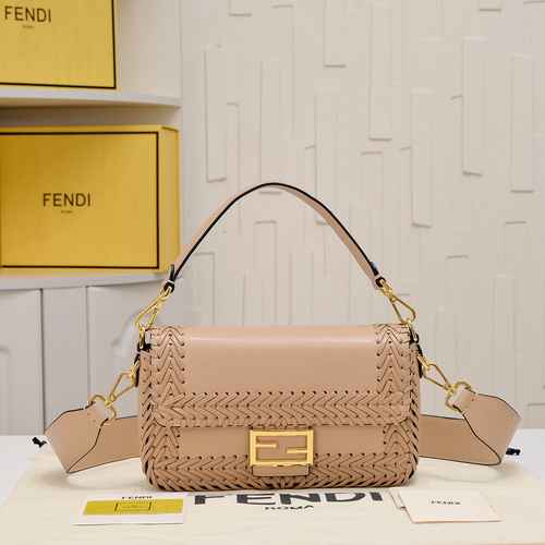 La borsa a tracolla Fendi Fendi è realizzata in materiale di tela importato con una borsa regalo di 