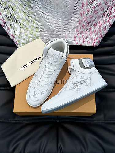 LV Men's Shoe Code: 0817B60 Size: 38-44 (45 customized non return non exchange)