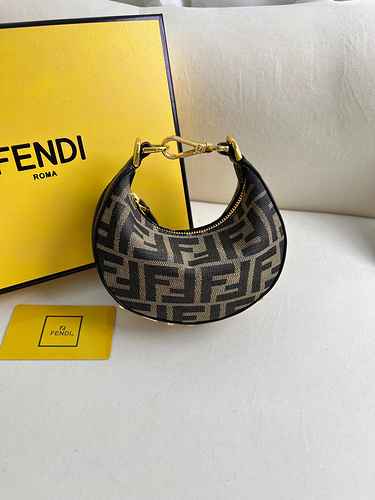 FENDI La borsa sottobraccio Fendi adotta la versione replica di fascia alta in pelle originale premi