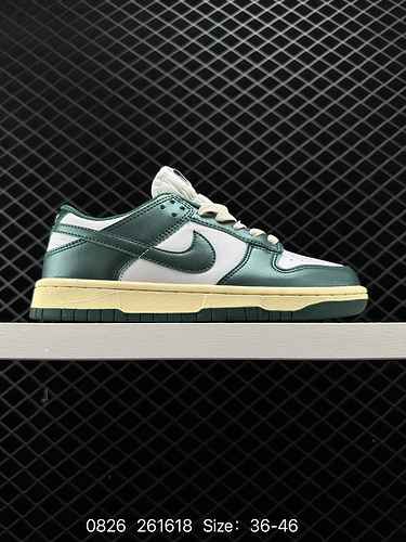 La collezione di scarpe da cricket Nike SB Zoom Dunk Low è una classica sneaker casual versatile con